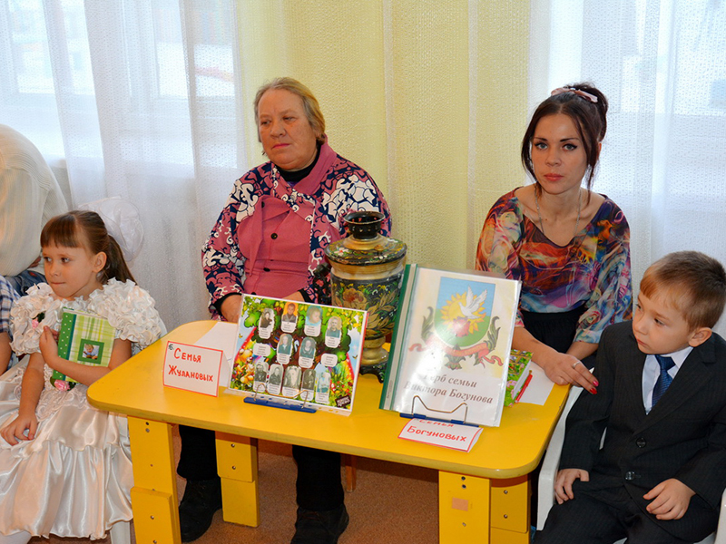 Даша Жуланова с бабушкой Антониной Алексеевной и Витя Богунов с мамой Светланой Валерьевной