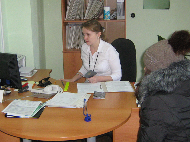 Ведущий инспектор Центра занятости населения Алёна Леонидовна Бугаева ведет прием граждан