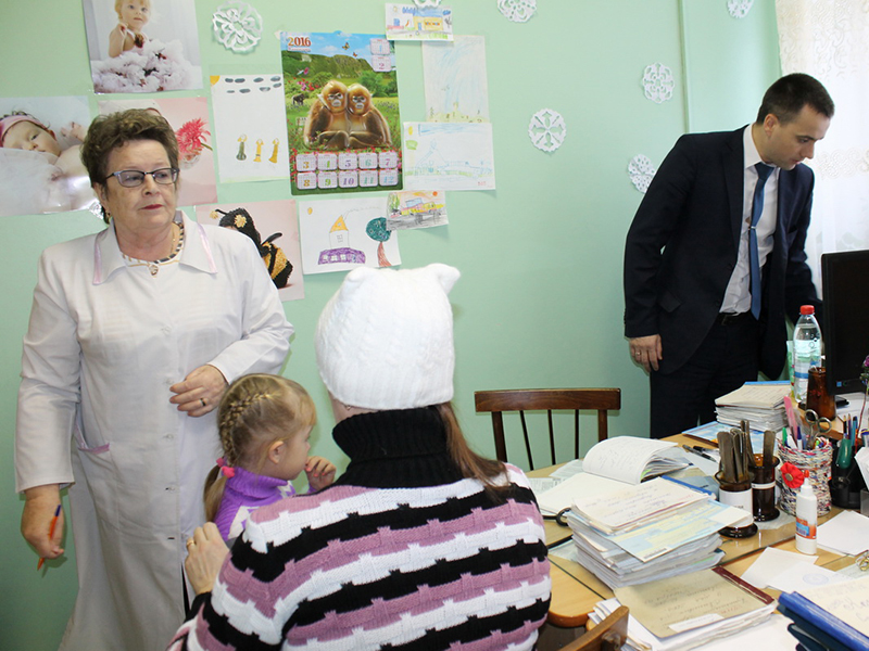 Глава Каслинского района проверил детскую поликлинику