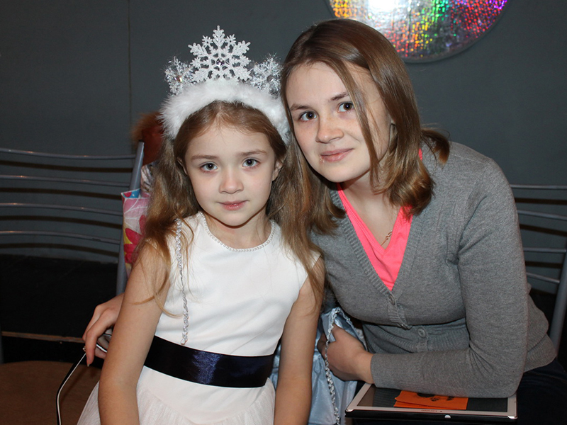 Снежная королева Лиза Злоказова пришла на праздник со старшей сестрой Еленой