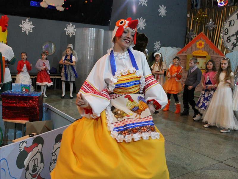 Анна Снедкова в роли симпатичной курочки танцует вместе с детьми