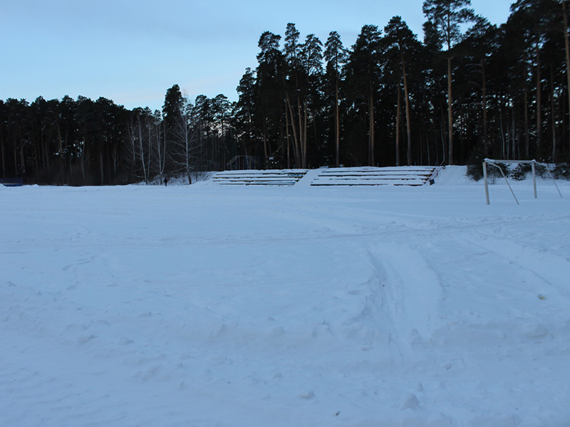 Футбольное поле на стадионе п. Лобашова требуется очистить от толстого слоя снега
