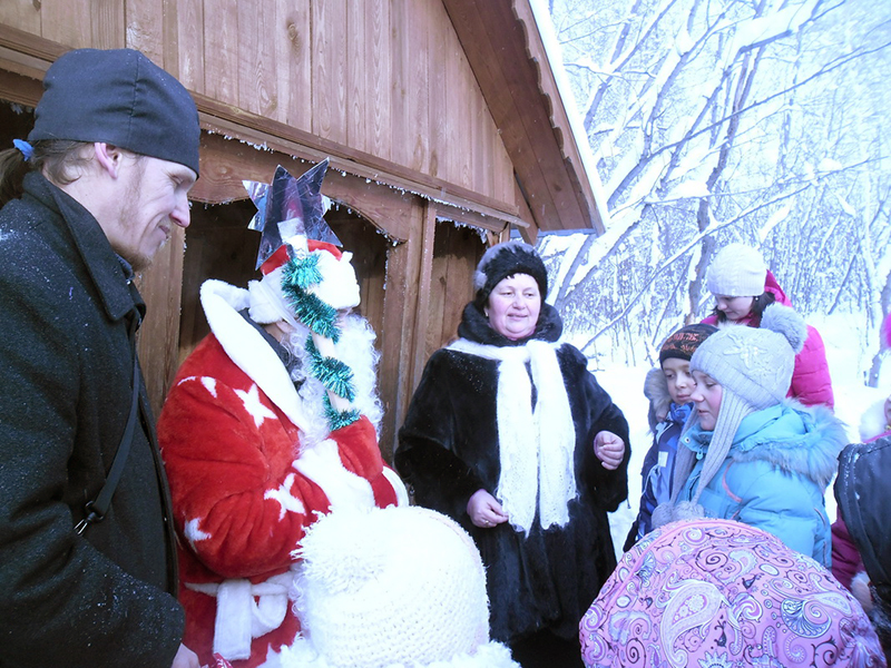 В лесу дети неожиданно встретили Деда Мороза 
