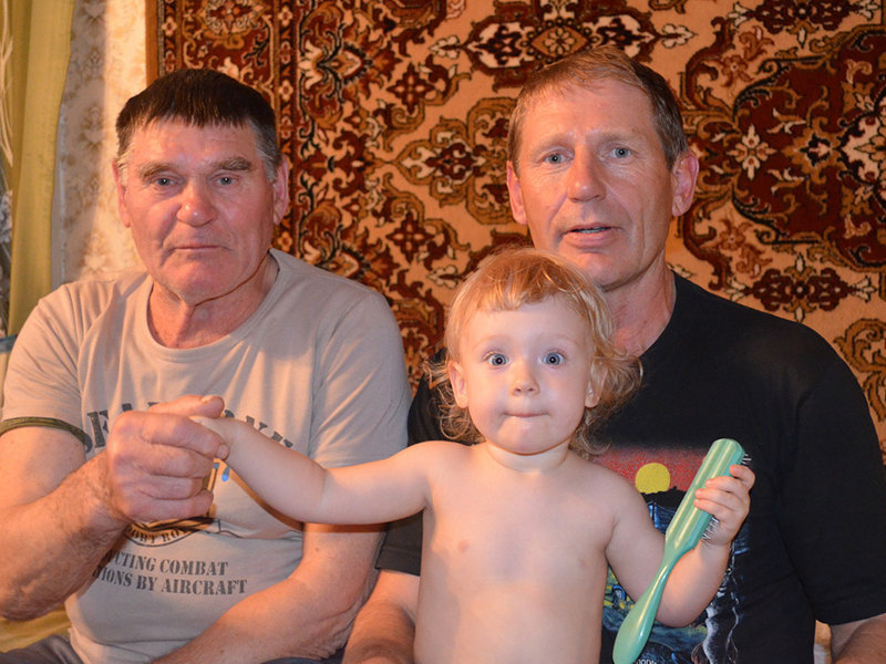 Владимир Аркадьевич с правнучкой Евой и сыном Сергеем