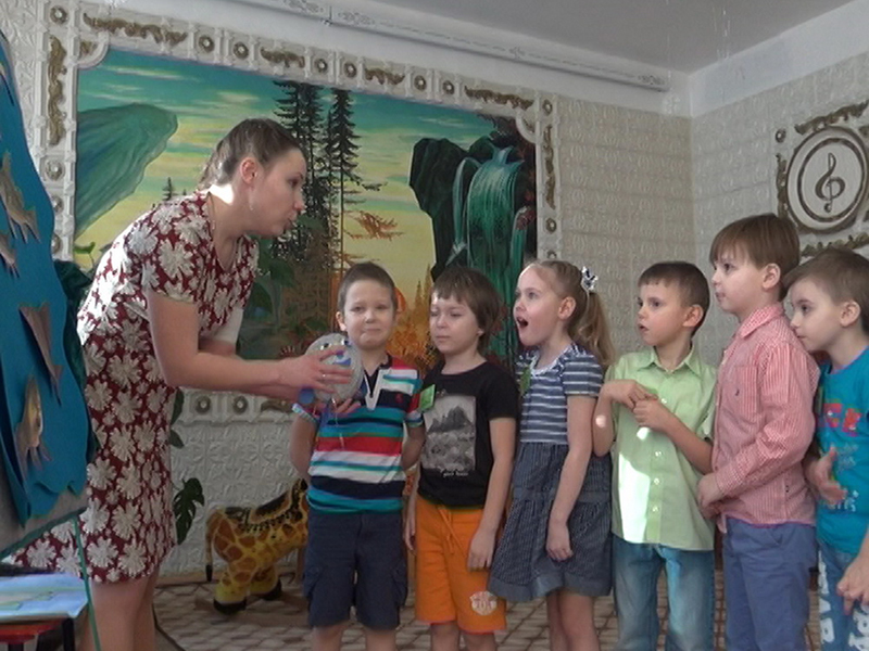 Юлия Кичигина проводит педагогическое мероприятие с детьми