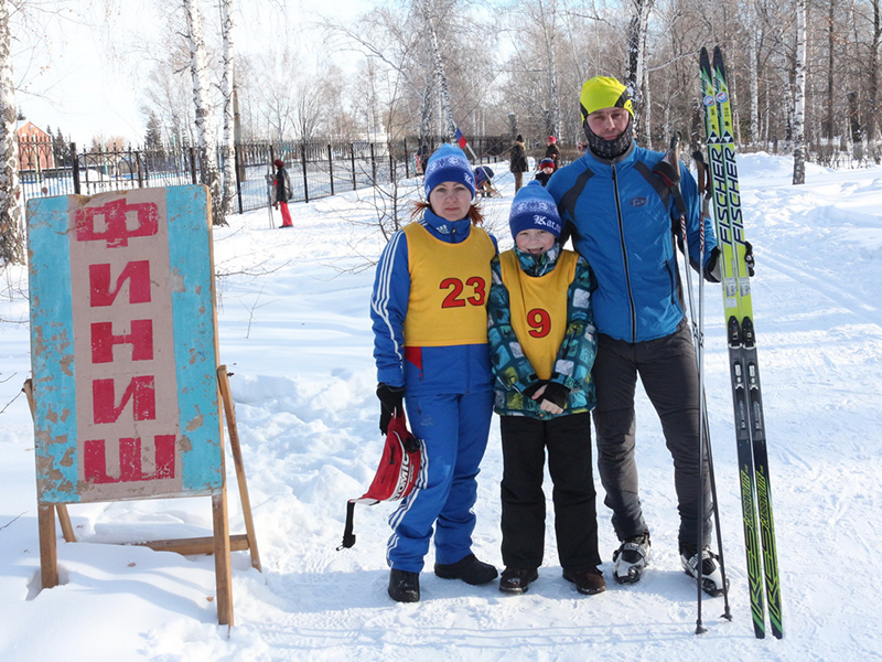 Оксана, Егор и Игорь Грачевы на финише лыжной гонки 