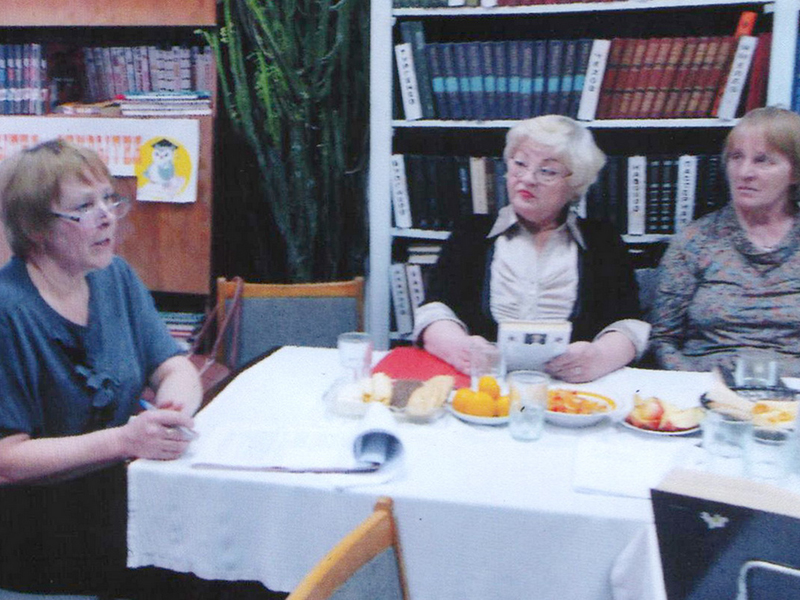 Заведующая библиотекой Лидия Первушина (слева) и участницы поэтического вечера  Валентина Кочутина и Екатерина Кульчинская