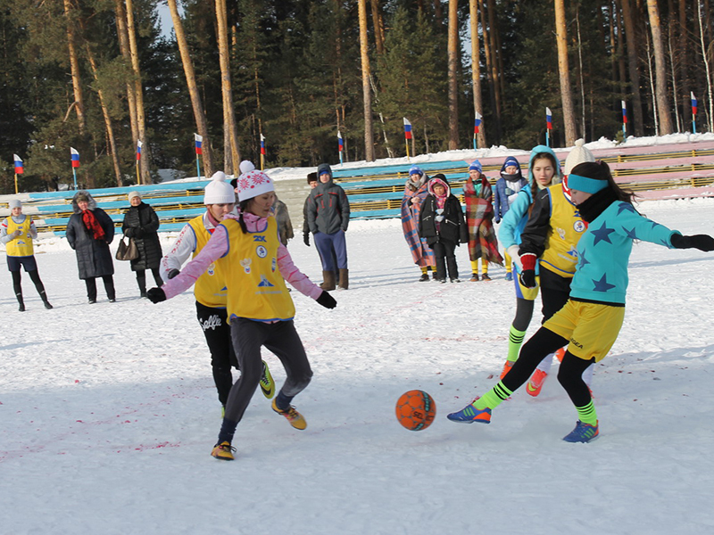 Игровой момент матча по мини-футболу команд Каслинского и Варненского районов