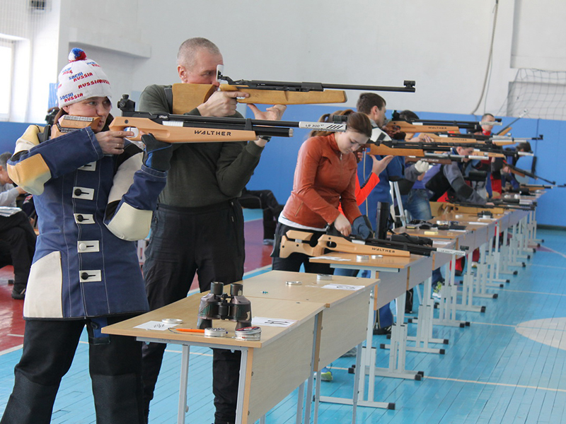 Татьяна Липп (справа) из Красноармейского района в своей возрастной группе показала лучший результат по стрельбе