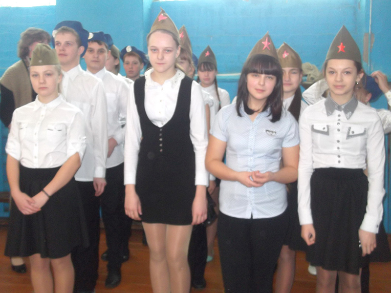  Девочки 7-го класса на линейке, посвященной Дню защитника  Отечества