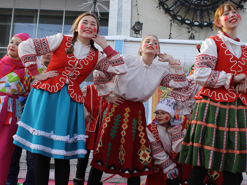 Театральный коллектив «Мандарин» под руководством И. Г.  Ахлюстиной представил гостям праздника концертный игровой номер «Масленица»
