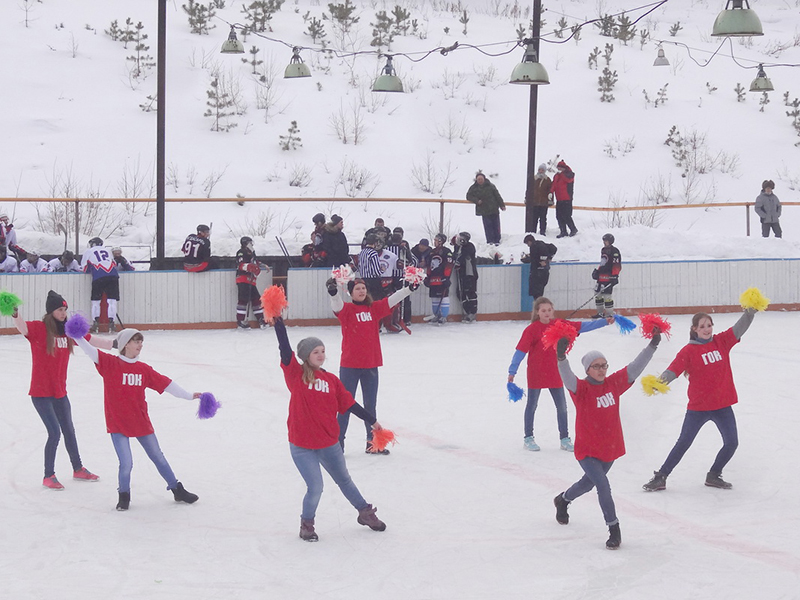 На льду хоккейного корта выступает группа поддержки вишневогорских девушек