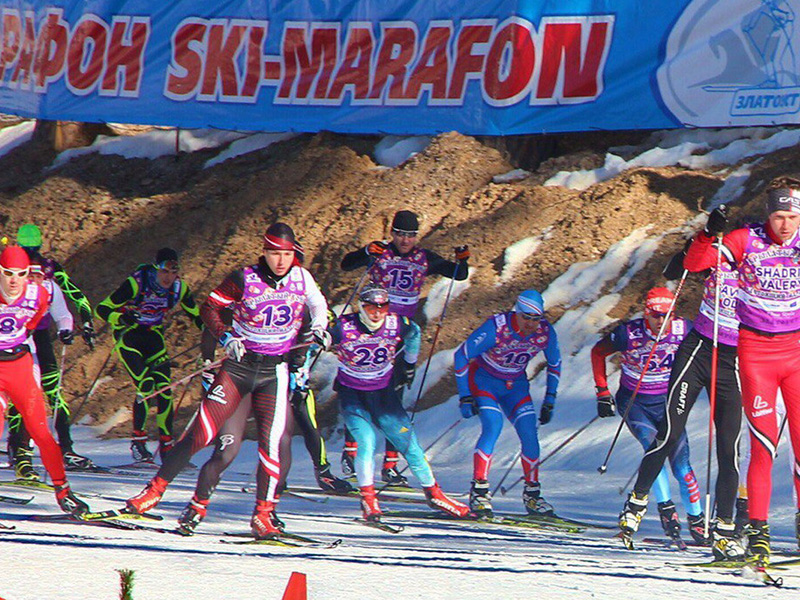 Вячеслав Панкратов под номером 28 стартует среди многочисленных  участников лыжного марафона участников лыжного марафона