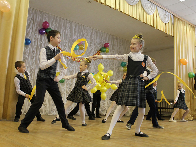 Коллектив «Детство» исполняет танец «Дети солнца»  (школа № 24, руководитель Елена Тимошенко)