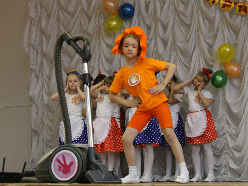 Танец «Пылесос» был исполнен учениками 1 «В»  класса школы № 27 (руководитель Светлана Дунаева)