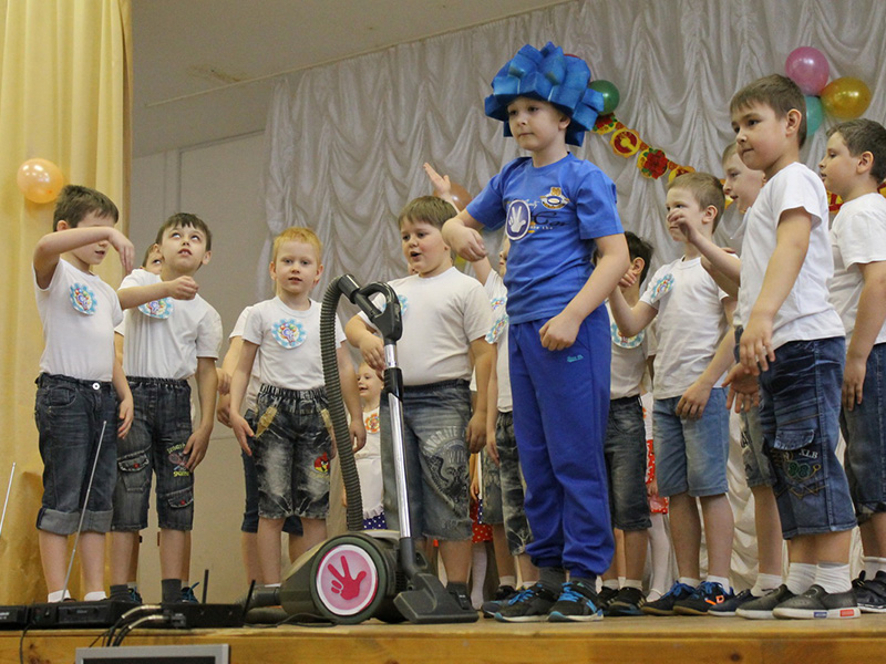 Танец «Пылесос» был исполнен учениками 1 «В»  класса школы № 27 (руководитель Светлана Дунаева)