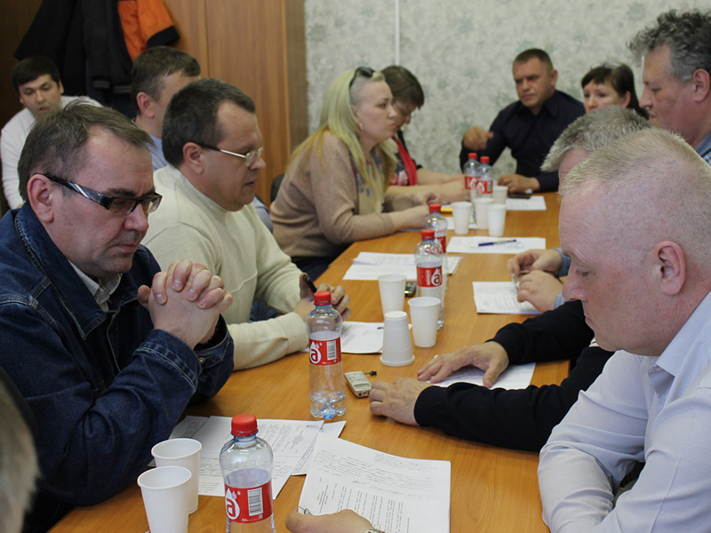 Депутат Андрей Скулыбердин (на фото слева), выражая, по его словам, мнение  большинства избирателей, голосовал против отставки Юрия Скулыбердина