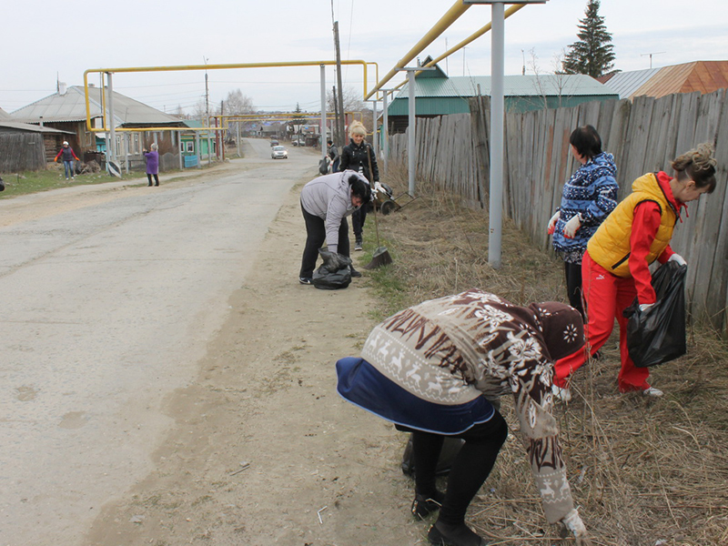 Сотрудники детского сада №5 на уборке улицы Калинина