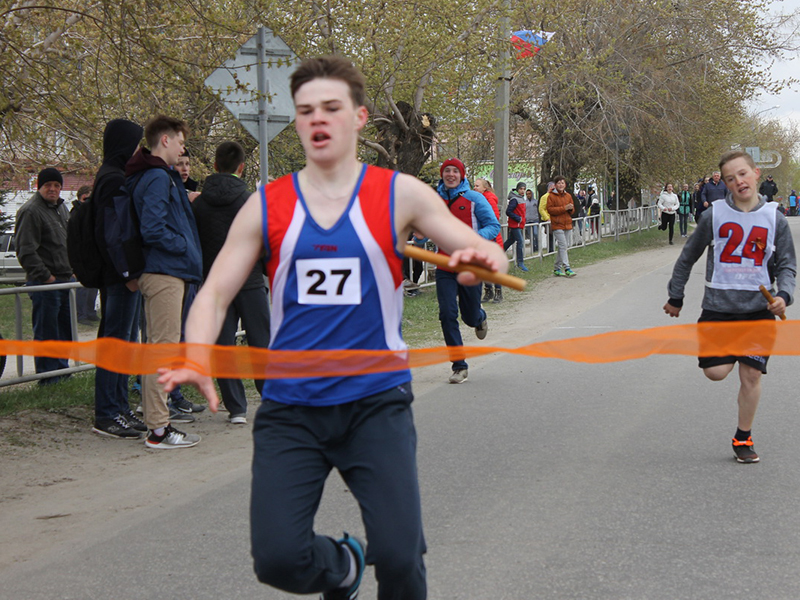 Восьмиклассник школы № 27 Иван Камищук обогнал своего соперника за несколько метров до финишной черты