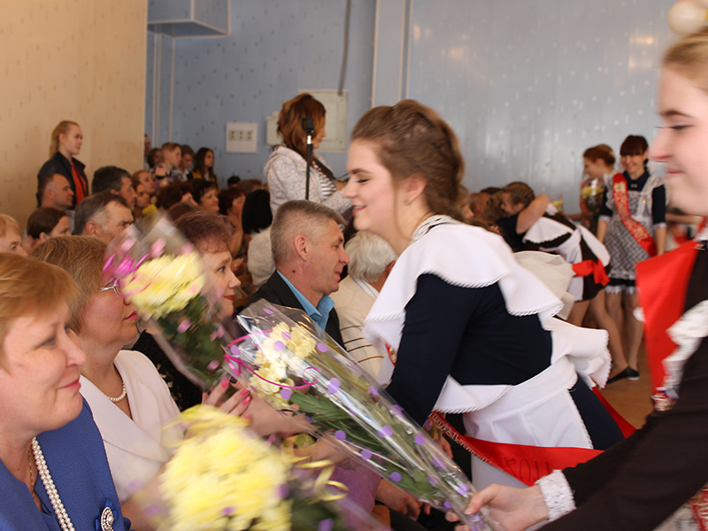 Выпускники вручают цветы учителям