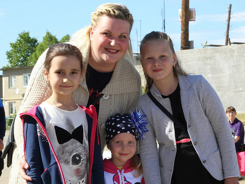 Ксюша Иванова, Евгения Демьянова с дочкой Аней (в центре) и Настя Уфимцева