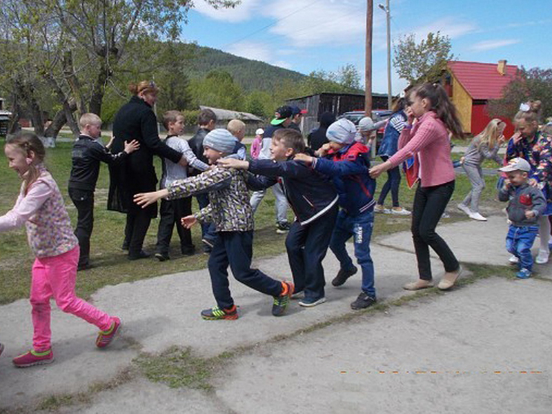 Работники Дома культуры провели игровую программу с маленькими жителями поселка
