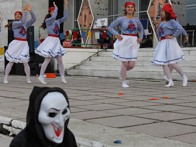 Старшая группа хореографического коллектива «Антре» исполняет танец «Эй, моряк!», а рядом персонаж фильма-ужаса в маске «Крик». На празднике и такое бывает.