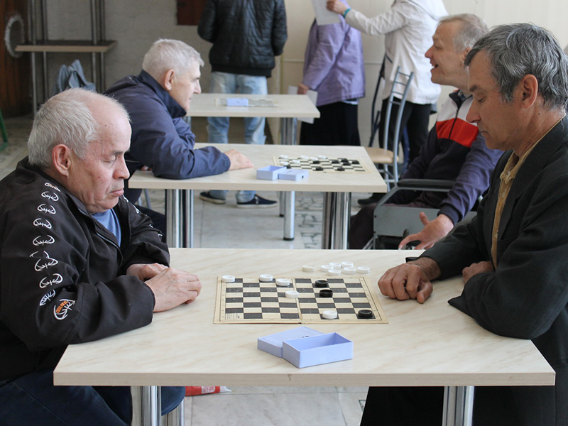 Рамазан Тахматуллин (Касли) и Александр Звягинцев (Кыштым) впервые встретились за шашечным столом