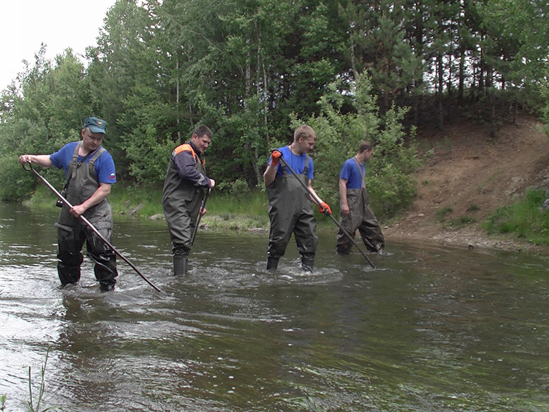 Сотрудники 60 ПСЧ обследуют дно водохранилища в районе водонапорных шлюзов