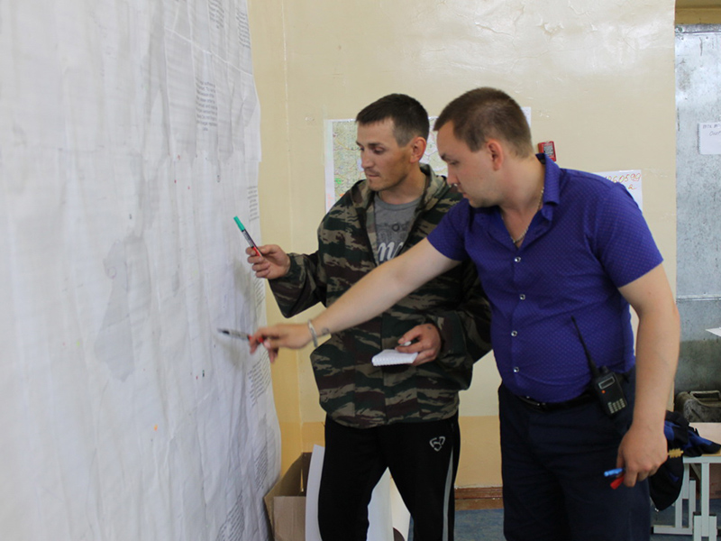 Волонтёры отряда «Легион-СПАС» Иван Ершов (Челябинск) и Алексей Узких (Вишневогорск) отмечают на карте района территории, на которых ведётся поиск