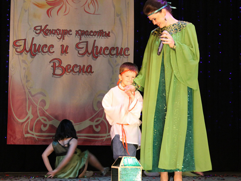 Дарья Попсулина вышла на сцену Хозяйкой Медной горы из уральских сказов вместе со своим сыном