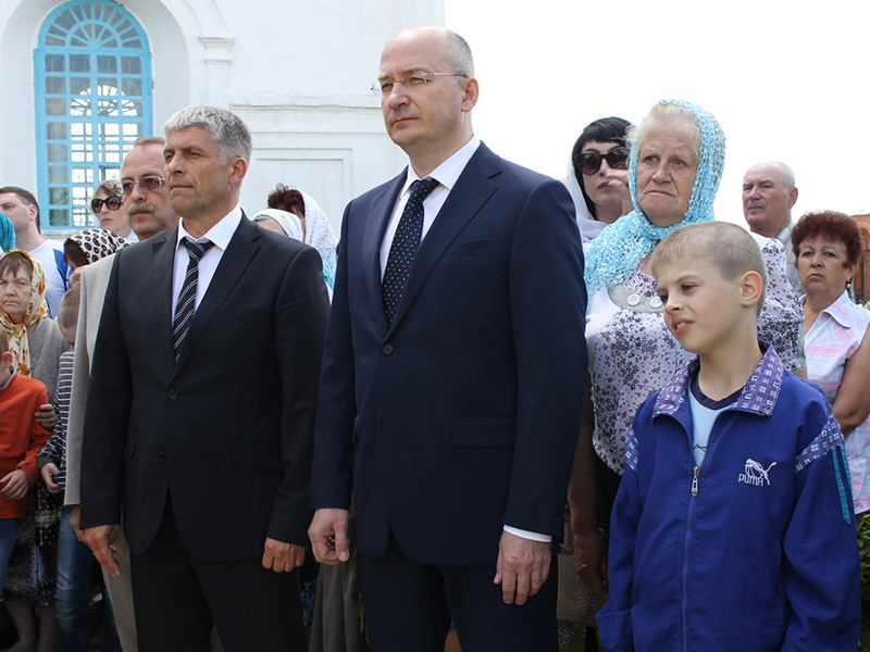 Глава района Игорь Колышев и сенатор Олег Цепкин наблюдают  за освящением купола