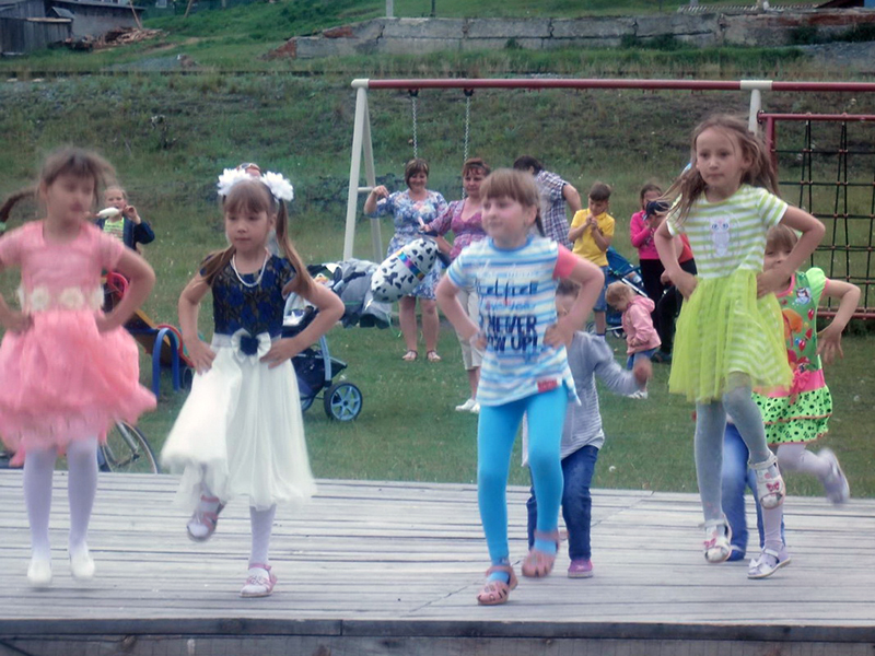 Воспитанники детского сада исполняют танец «Мы – маленькие звёзды»
