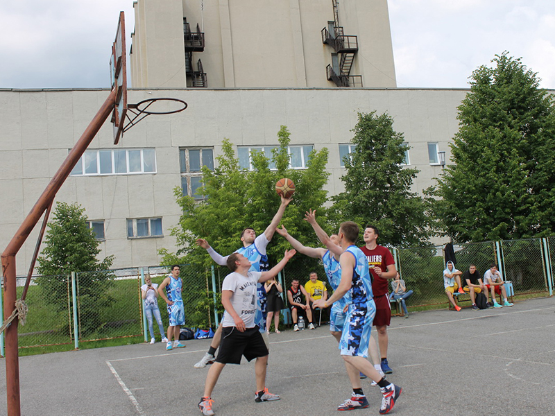 Игровой момент встречи уличных баскетболистов