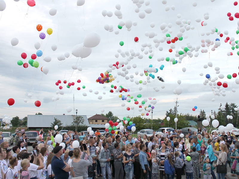 В вечернее июльское небо полетели красные, зеленые и белоснежные воздушные шары — в память о детях, погибших от рук преступников 