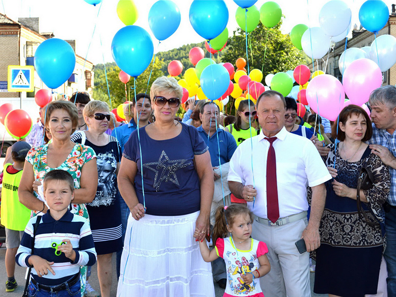  В первых рядах праздничного шествия местные единоросы, руководители администрации и депутатского корпуса Вишневогорского городского поселения