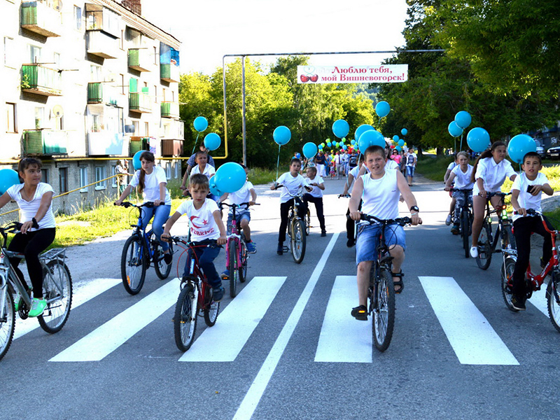 Праздничное шествие возглавили юные велосипедисты Вишневогорска