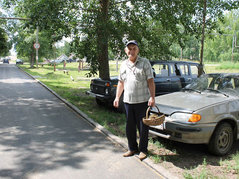Александр Чиркин доволен тем, что возле его дома № 136 по ул. Декабристов проложили асфальт 