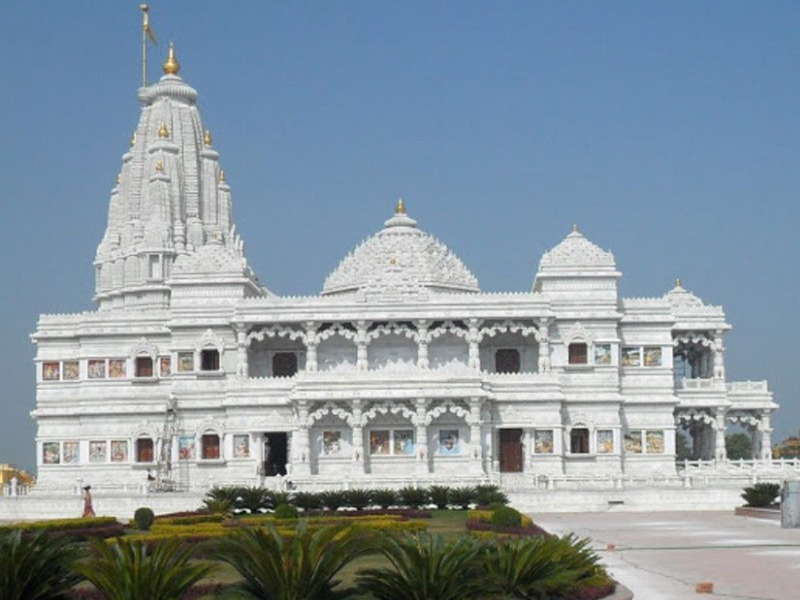 Шри Кришна-Баларам мандир, построенный из чистого белого  мрамора, поражает своим великолепием