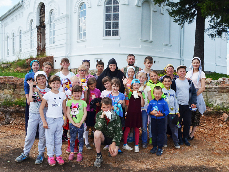 На память о православной смене сфотографировались все вместе: дети, вожатые, воспитатели и матушка Феодосия