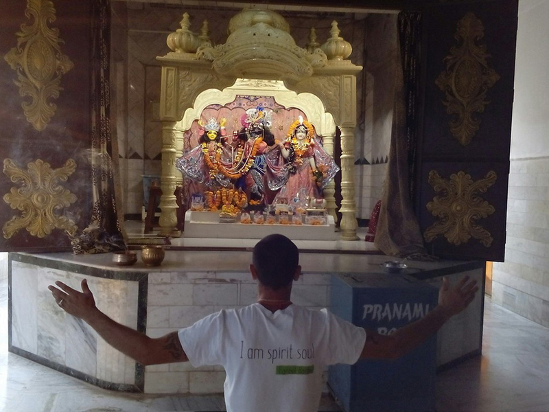 У алтаря в храме Джаганнатхи