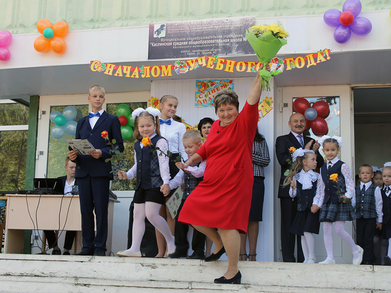Преподаватель начальных классов школы № 27 Наталья Александровна Стрижова выводит своих учеников на линейку