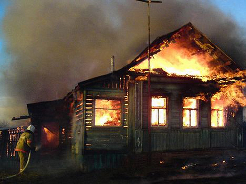 Рискуя жизнью житель села Воздвиженка, вынес пожилую женщину из горящего дома