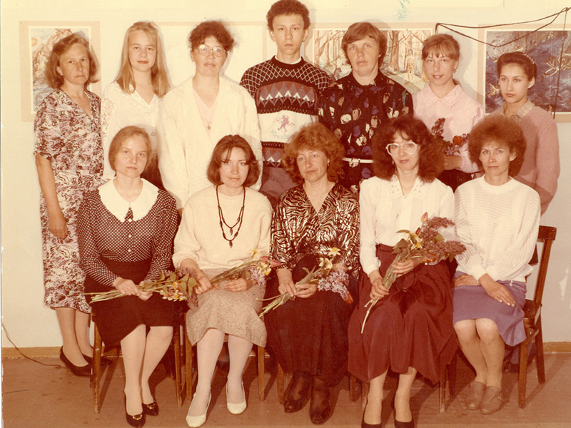 Ольга Аркадьевна Игнатьева (в центре) с педагогами и выпускниками ДШИ