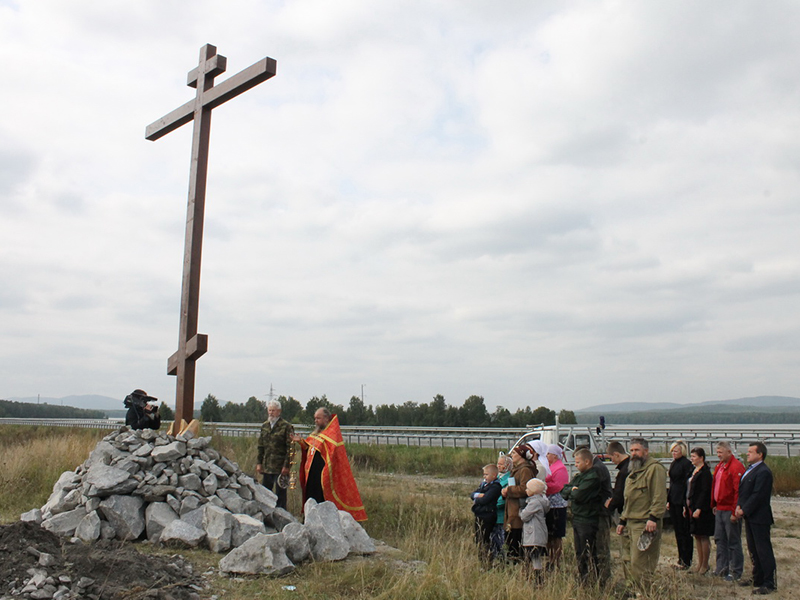 Освящение поклонного креста при въезде в Касли совершает отец Виктор