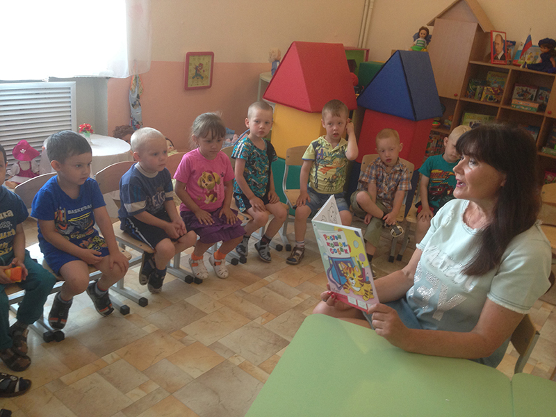 Светлана Геннадьевна ведет с дошкольниками беседу о положительных и отрицательных поступках героя книги 