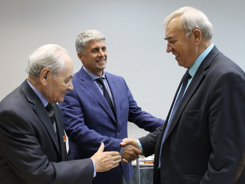 Александр Мухин и Игорь Колышев поздравляют Александра Фишера с переизбранием на пост председателя Совета ветеранов района