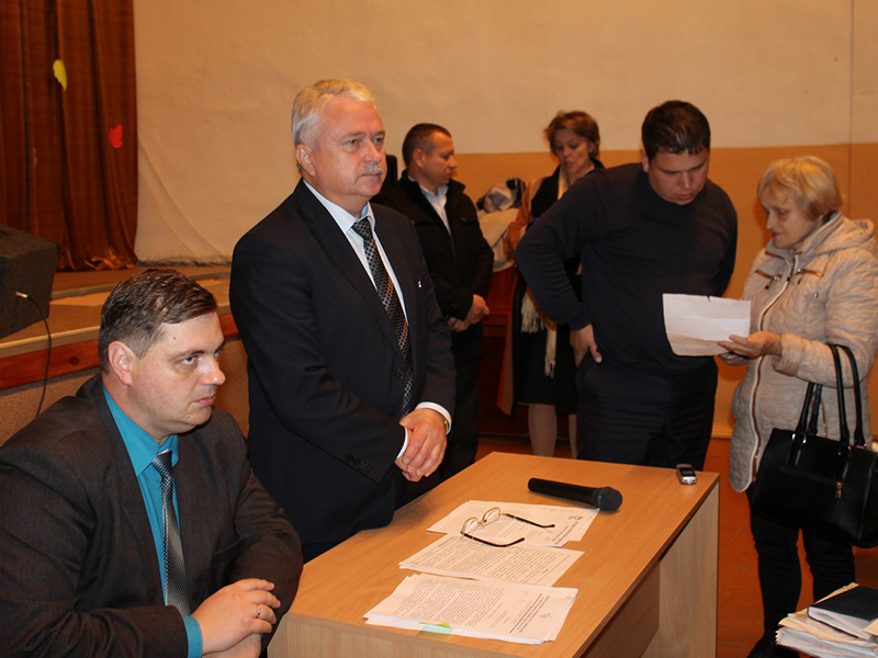 Валерий Школьников (в центре) и представители ООО «ТЭСиС» во время общения с тюбукчанами