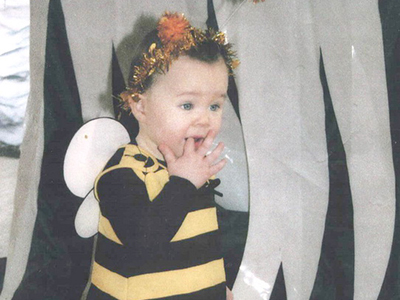 Маленькой «Пчёлке» Марине костюм, шила её мама - Татьяна.  Фото 2005 г.