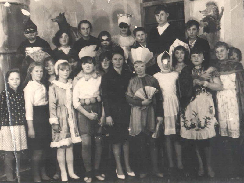 «Снегурочка» Валентина Брезгина (третья слева) с одноклассниками в 1968 г.